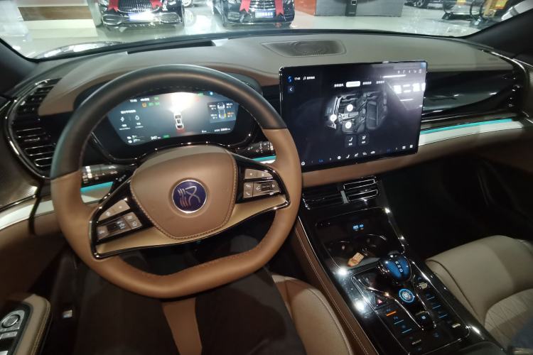 Used BYD Han 2025 DM-i Intelligent Driving Edition 125KM Prestige Model Center Console