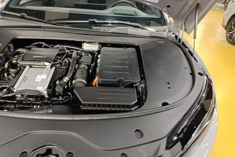 Used BYD Han 2025 DM-i Intelligent Driving Edition 125KM Prestige Model Engine Bay Left