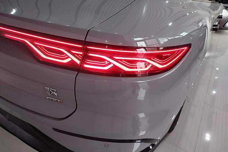 Used BYD Han 2025 DM-i Intelligent Driving Edition 125KM Prestige Model Exterior 3