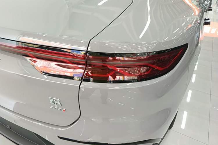 Used BYD Han 2025 DM-i Intelligent Driving Edition 125KM LiDAR Flagship Model Exterior 3