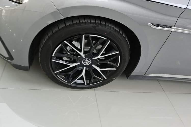 Used BYD Han 2025 DM-i Intelligent Driving Edition 125KM Prestige Model Exterior 4