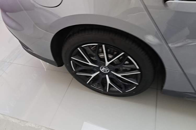 Used BYD Han 2025 DM-i Intelligent Driving Edition 125KM Prestige Model Exterior 5