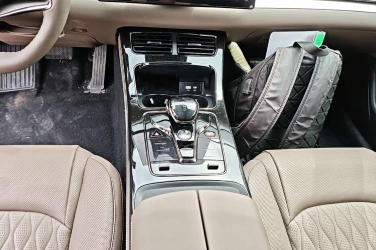 Used BYD Han 2025 DM-i 125KM LiDAR-Powered Intelligent Driving Model Gear Lever