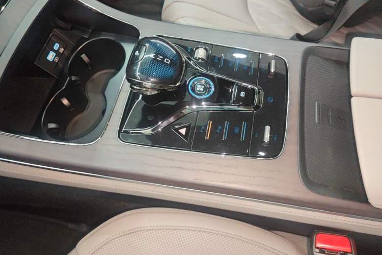 Used BYD Han 2025 DM-i 125KM LiDAR-Powered Intelligent Driving Model Gear Lever