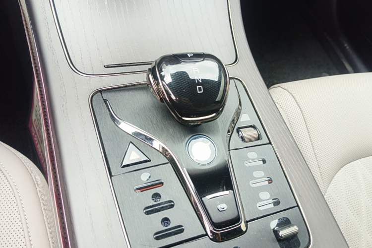 Used BYD Han 2025 DM-i 125KM LiDAR-Powered Intelligent Driving Model Gear Lever