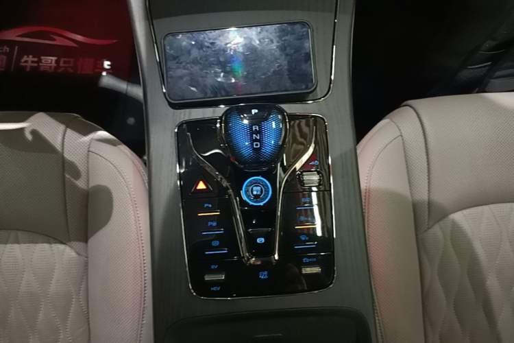 Used BYD Han 2025 DM-i Intelligent Driving Edition 125KM LiDAR Flagship Model Gear Lever