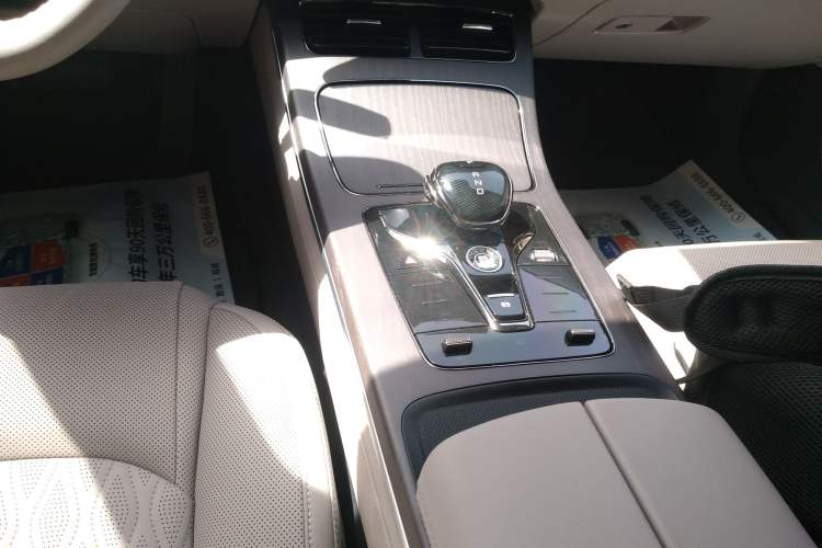 Used BYD Han 2025 DM-i Intelligent Driving Edition 125KM LiDAR Flagship Model Gear Lever