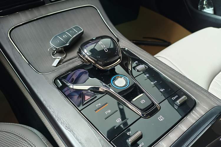 Used BYD Han 2025 DM-i 125KM LiDAR-Powered Intelligent Driving Model Gear Lever