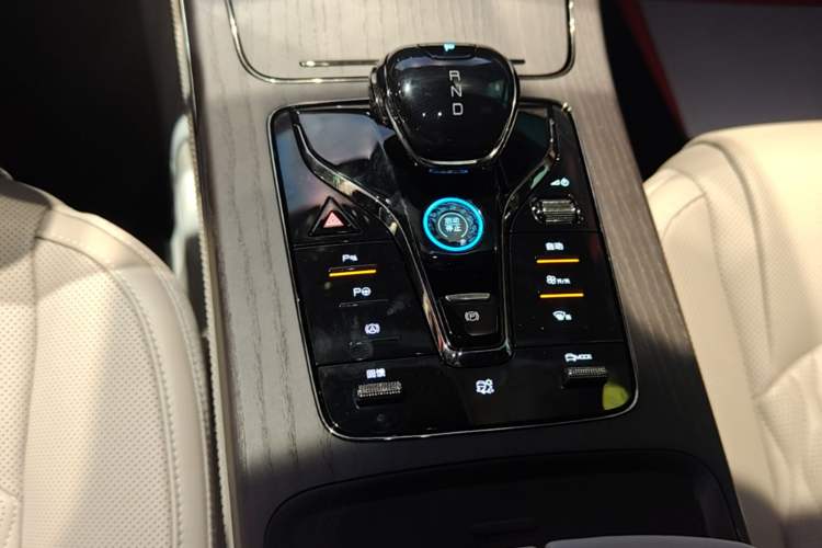 Used BYD Han 2025 EV with 701 km of Laser Radar-Enabled Intelligent Driving Gear Lever