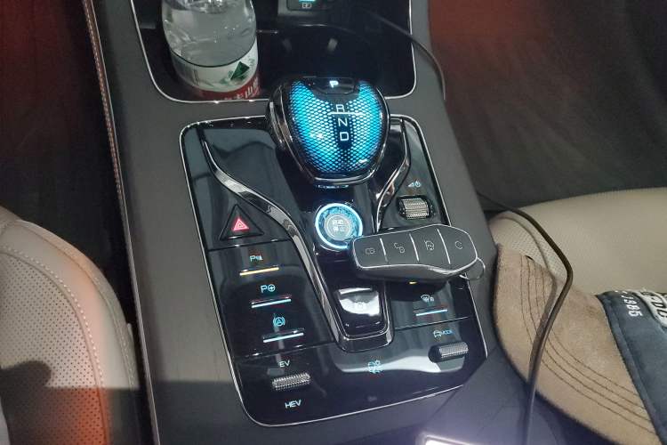 Used BYD Han 2025 DM-i 125KM LiDAR-Powered Intelligent Driving Model Gear Lever