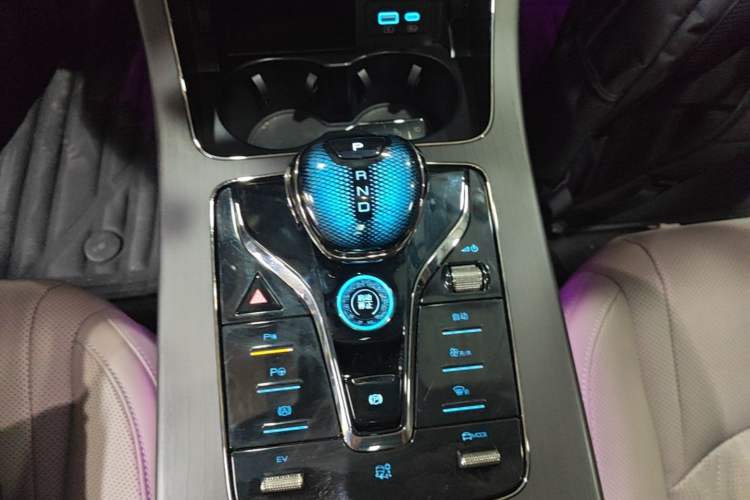Used BYD Han 2025 DM-i 125KM LiDAR-Powered Intelligent Driving Model Gear Lever
