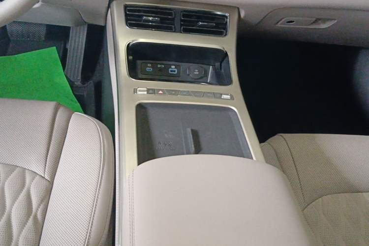 Used BYD Han 2025 DM-i Intelligent Driving Edition 245KM Prestigious Edition Gear Lever