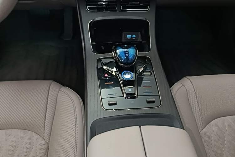 Used BYD Han 2025 DM-i Intelligent Driving Edition 125KM LiDAR Flagship Model Gear Lever