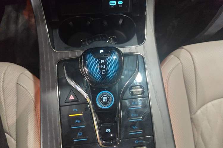 Used BYD Han 2025 DM-i 125KM LiDAR-Powered Intelligent Driving Model Gear Lever