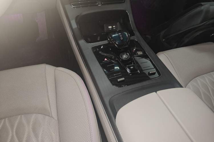 Used BYD Han 2025 DM-i Intelligent Driving Edition 125KM LiDAR Flagship Model Gear Lever