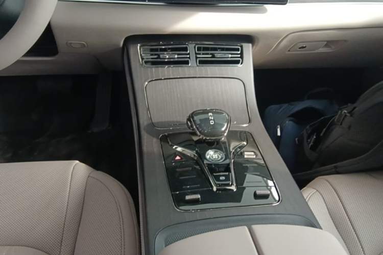 Used BYD Han 2025 DM-i Intelligent Driving Edition 125KM LiDAR Flagship Model Gear Lever