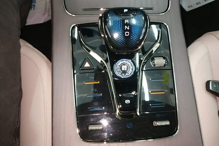 Used BYD Han 2025 DM-i Intelligent Driving Edition 125KM LiDAR Flagship Model Gear Lever