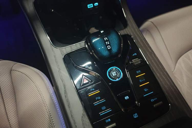 Used BYD Han 2025 EV with 701 km of Laser Radar-Enabled Intelligent Driving Gear Lever