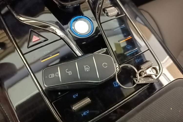 Used BYD Han 2025 DM-i Intelligent Driving Edition 125KM Prestige Model Interior 1
