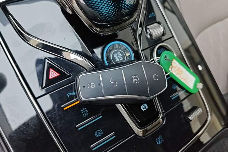 Used BYD Han 2025 DM-i Intelligent Driving Edition 125KM Prestige Model Interior 1