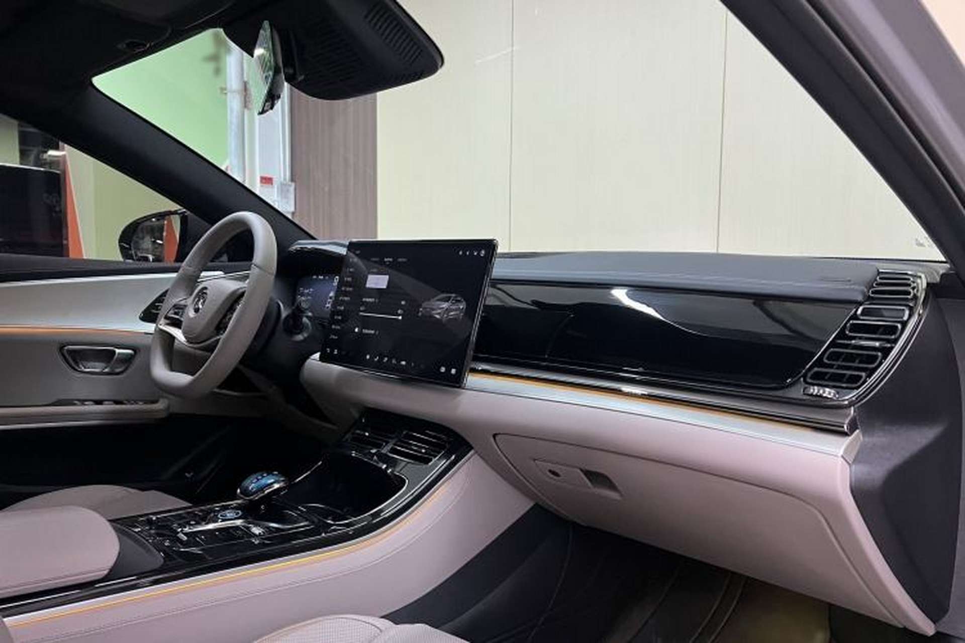 Used BYD Han 2025 DM-i Smart Drive 125KM Prestige Model Interior 3