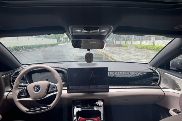 Used BYD Han 2025 DM-i 125KM Prestige Model Interior 3