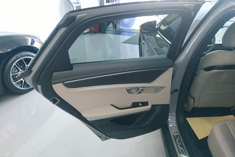 Used BYD Han 2025 EV Intelligent Driving Edition 701KM LiDAR Flagship Model Interior 5