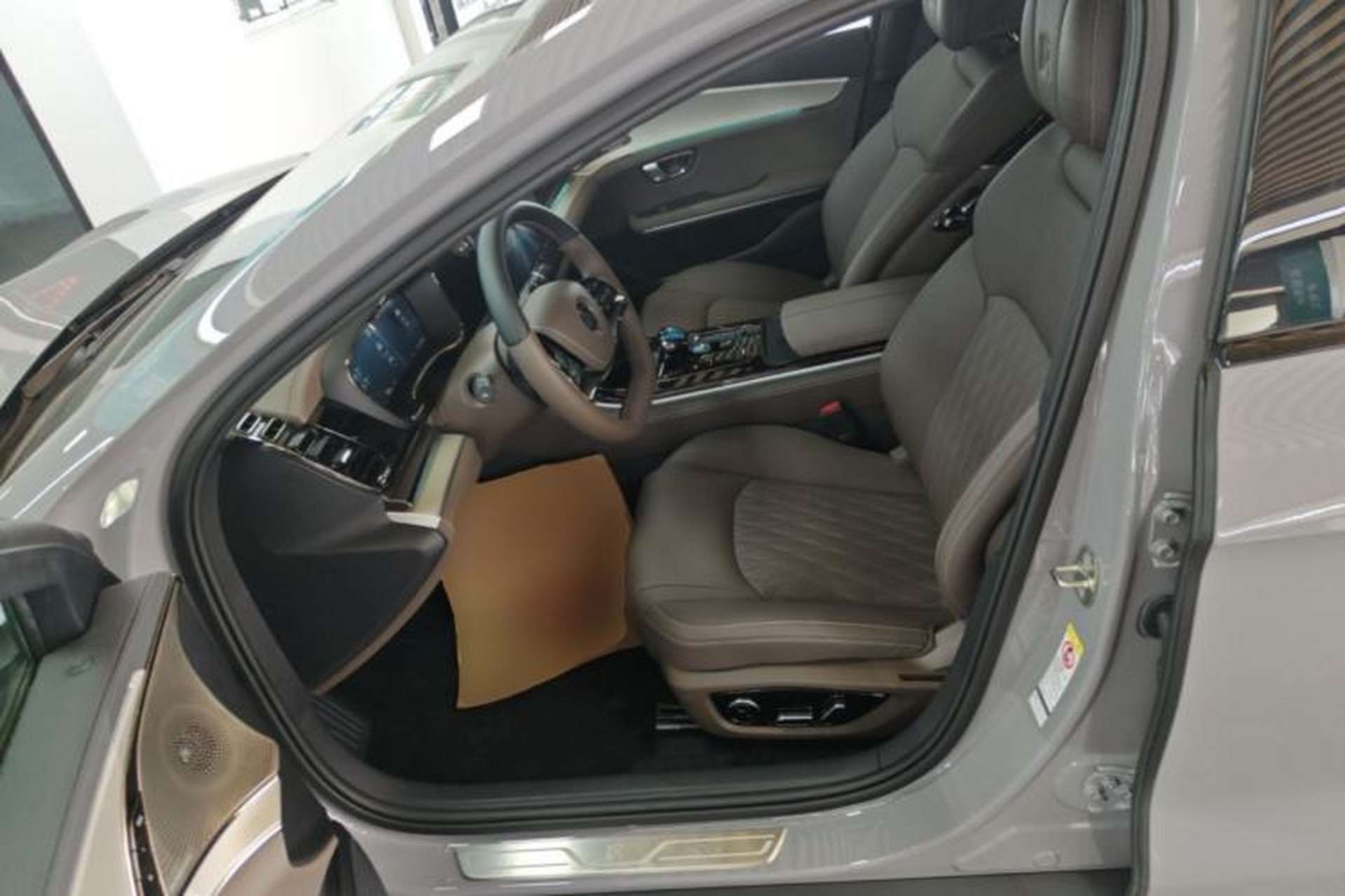 Used BYD Han 2025 DM-i Intelligent Driving Edition 125KM Prestige Model Left Front Seat