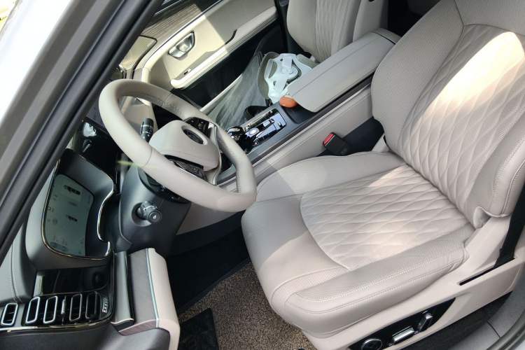 Used BYD Han 2025 EV with 701 km of Laser Radar-Enabled Intelligent Driving Left Front Seat