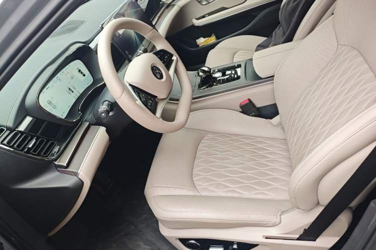 Used BYD Han 2025 EV with 701 km of Laser Radar-Enabled Intelligent Driving Left Front Seat