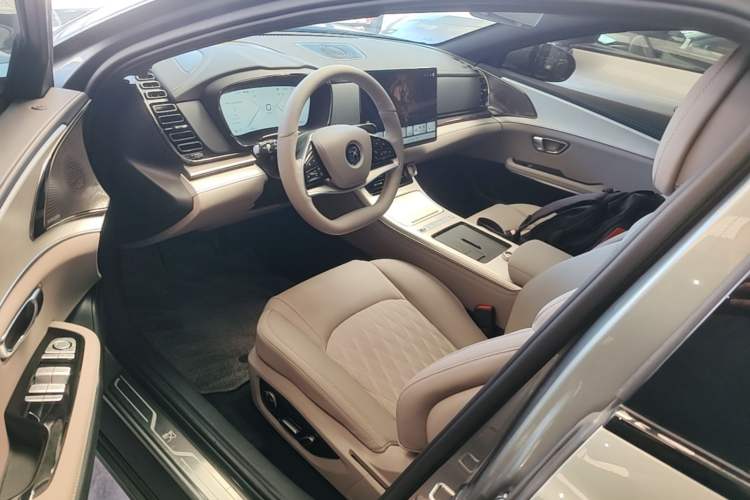 Used BYD Han 2025 Model EV Intelligent Driving Edition 635KM Flagship Left Front Seat