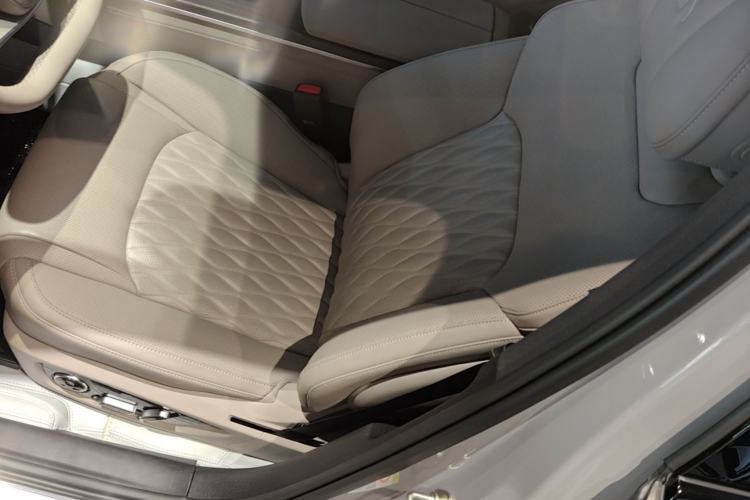 Used BYD Han 2025 EV with 701 km of Laser Radar-Enabled Intelligent Driving Left Front Seat