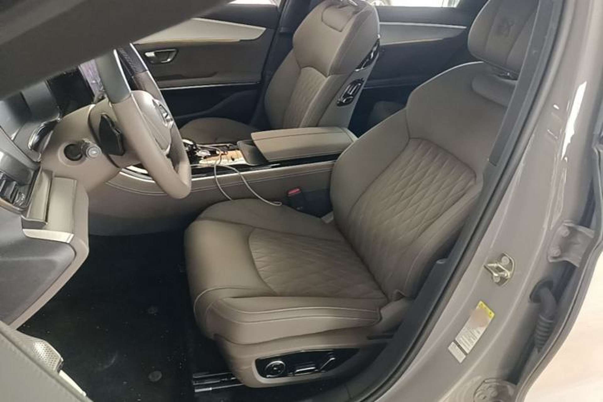 Used BYD Han 2025 DM-i Intelligent Driving Edition 125KM Prestige Model Left Front Seat