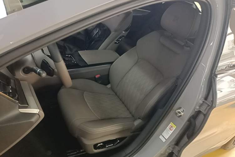 Used BYD Han 2025 DM-i Intelligent Driving Edition 125KM Prestige Model Left Front Seat