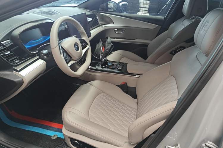 Used BYD Han 2025 DM-i Intelligent Driving Edition 125KM Prestige Model Left Front Seat