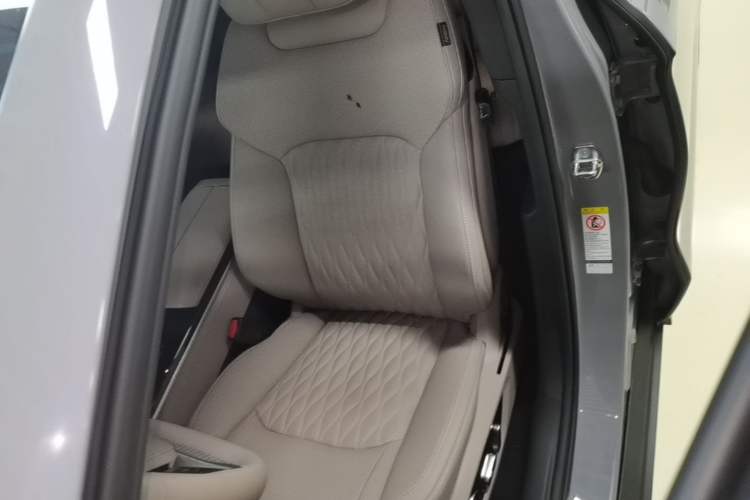 Used BYD Han 2025 DM-i Smart Drive 125KM Prestige Model Left Front Seat