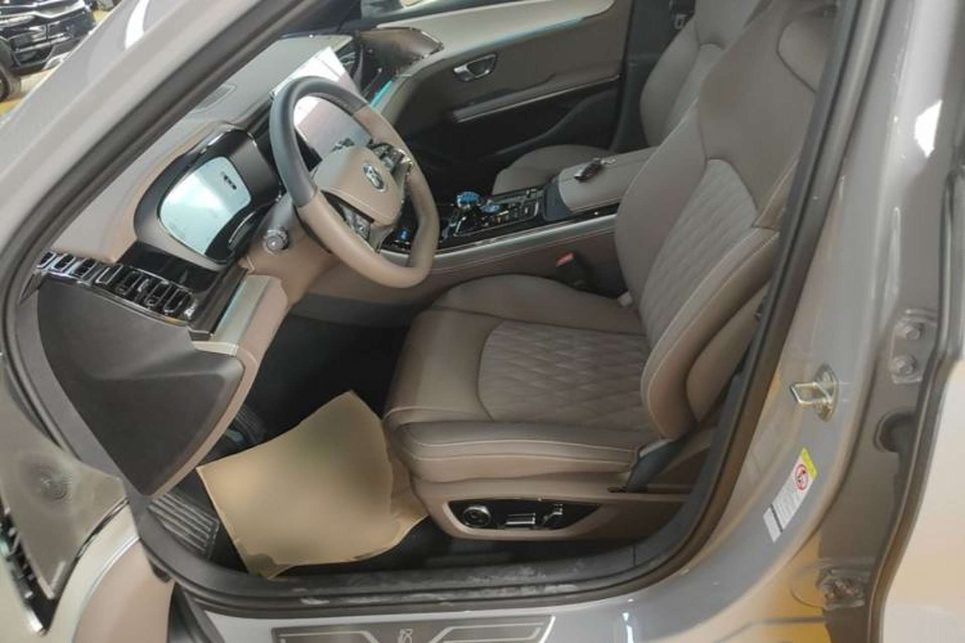 Used BYD Han 2025 DM-i Intelligent Driving Edition 125KM Prestige Model Left Front Seat