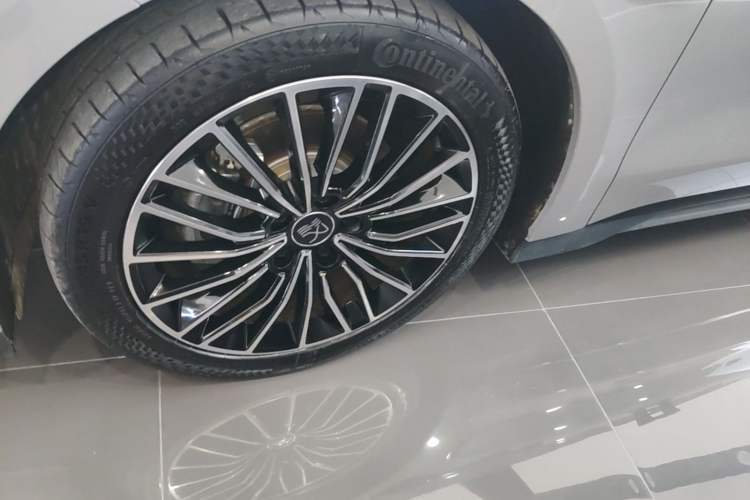 Used BYD Han 2025 DM-i 125KM LiDAR-Powered Intelligent Driving Model Left Front Wheel Hub