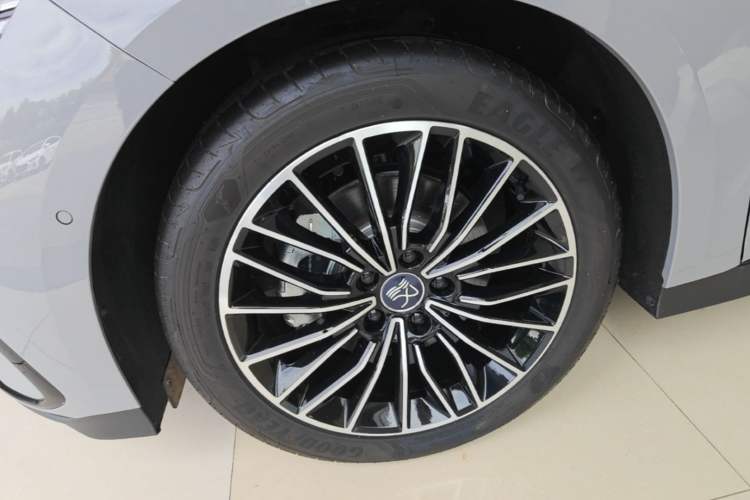 Used BYD Han 2025 DM-i Intelligent Driving Edition 125KM LiDAR Flagship Model Left Front Wheel Hub