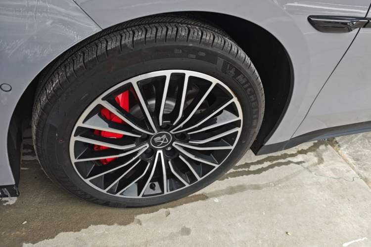 Used BYD Han 2025 EV with 701 km of Laser Radar-Enabled Intelligent Driving Left Front Wheel Hub