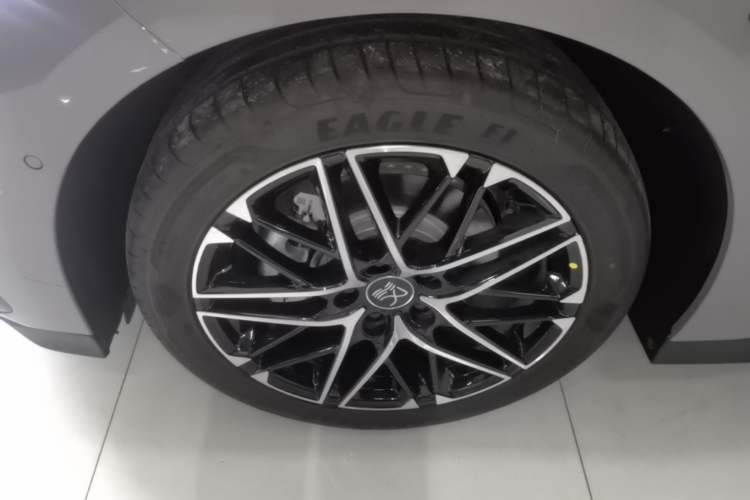 Used BYD Han 2025 Model EV Intelligent Driving Edition 635KM Flagship Left Front Wheel Hub