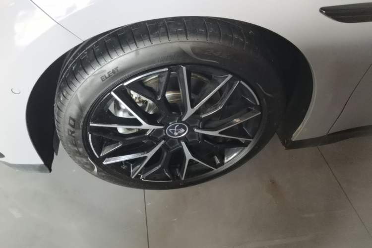 Used BYD Han 2025 DM-i 125KM LiDAR-Powered Intelligent Driving Model Left Front Wheel Hub