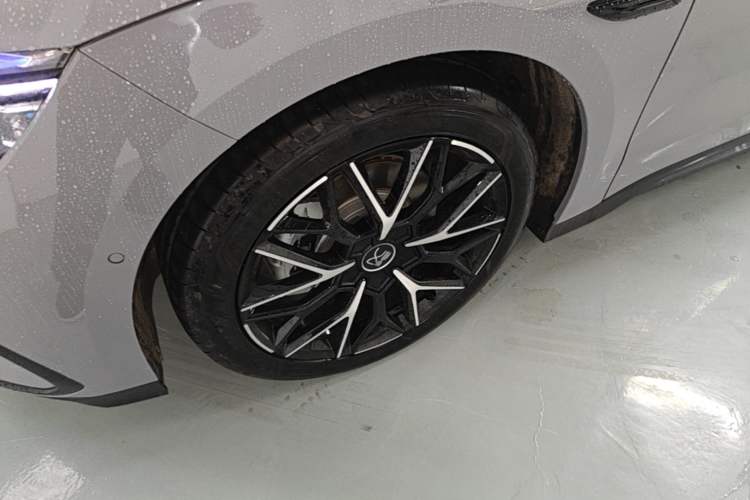 Used BYD Han 2025 DM-i Intelligent Driving Edition 125KM Prestige Model Left Front Wheel Hub