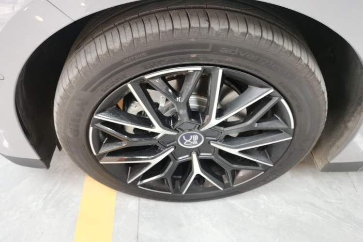 Used BYD Han 2025 EV Intelligent Driving Version 506KM Prestige Model Left Front Wheel Hub