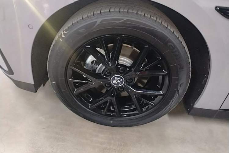 Used BYD Han 2025 DM-i Smart Drive 125KM Elite Model Left Front Wheel Hub
