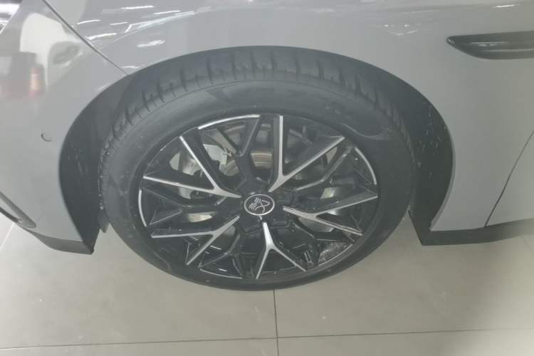 Used BYD Han 2025 DM-i 125KM LiDAR-Powered Intelligent Driving Model Left Front Wheel Hub