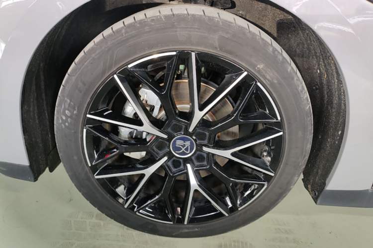 Used BYD Han 2025 DM-i 125KM Prestige Model Left Front Wheel Hub