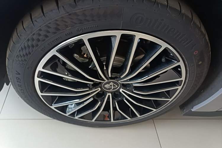 Used BYD Han 2025 DM-i 125KM LiDAR-Powered Intelligent Driving Model Left Front Wheel Hub