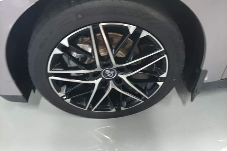 Used BYD Han 2025 EV Intelligent Driving Edition 605KM Prestige Model Left Front Wheel Hub