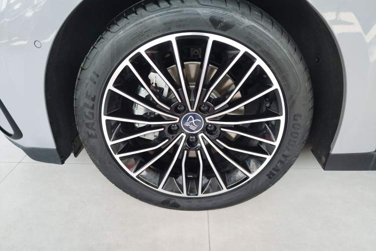 Used BYD Han 2025 DM-i Intelligent Driving Edition 125KM LiDAR Flagship Model Left Front Wheel Hub